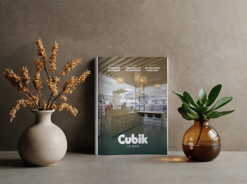 Le magazine Cubik posé entre deux vases sur une étagère