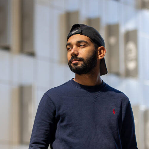 Portrait de Jérémie, casquette à l’envers, le regard au loin