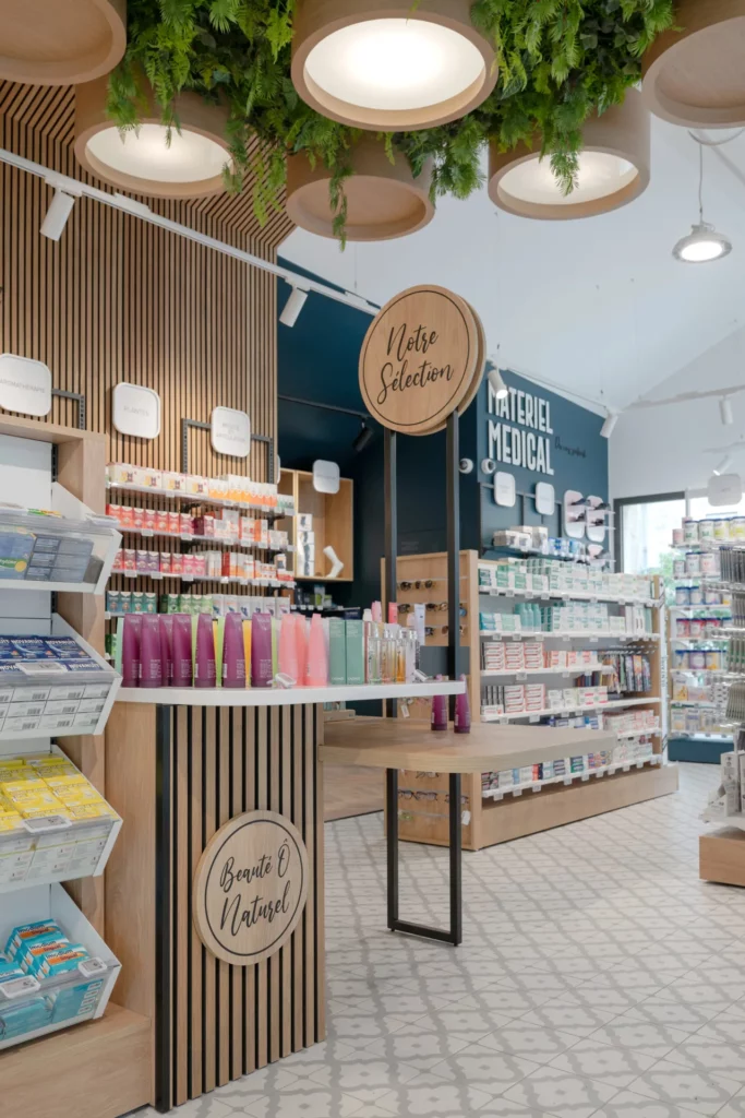 Pharmacie agencée par Cubik, avec un comptoir de pharmacie.