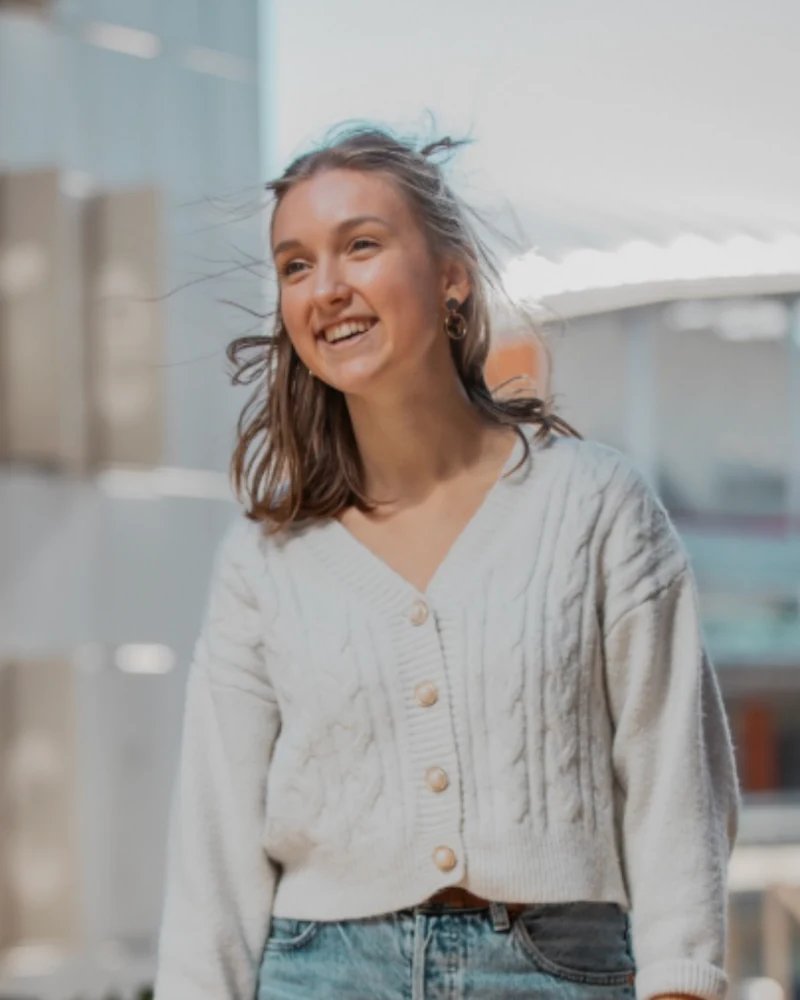 Portrait de Faustine, souriante, en extérieur