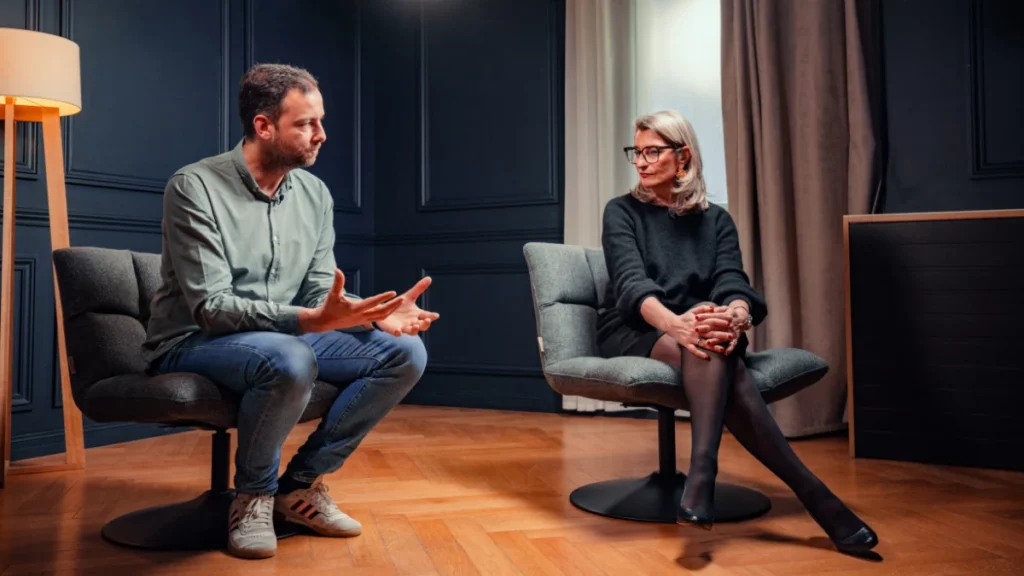 Tournage du podcast Cubik : deux intervenants qui échangent.