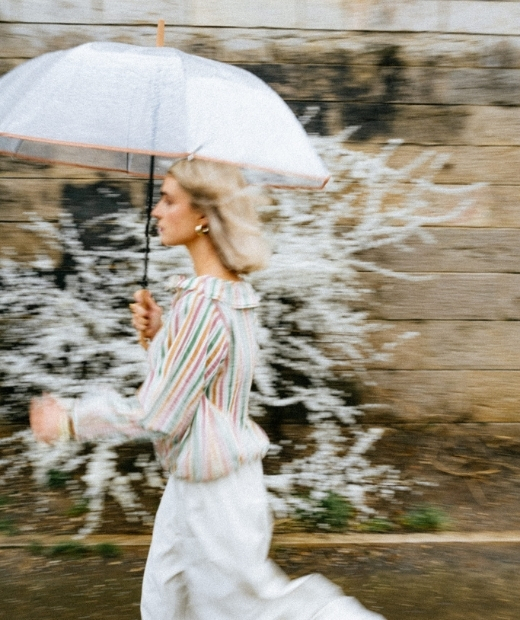 Shooting Jannie : une mannequin en mouvement sous une ombrelle blanche